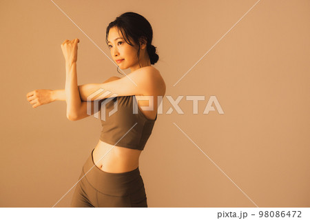 ホットヨガイメージ 98086472