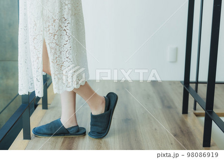 ショートヘアの女性　 98086919