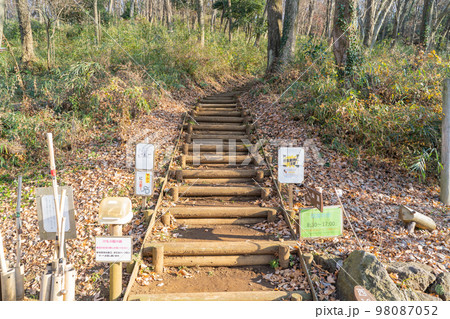 塔の山の西口(いせはら塔の山緑地公園) 塔の山の西口(いせはら塔の山緑地公園) 98087052