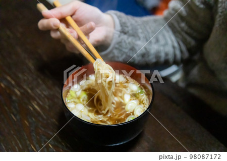 インスタントラーメンを食べる女性　箸の持ち方がおかしい 98087172