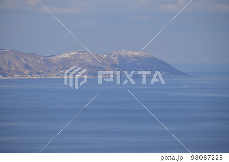 冬の北海道函館市函館山から汐首岬の風景を撮影 冬の北海道函館市函館山から汐首岬の風景を撮影 98087223