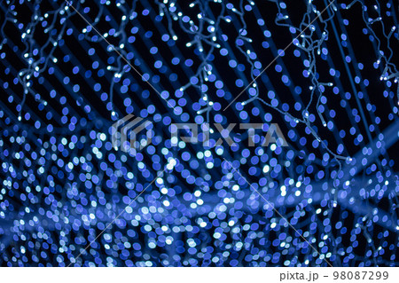 たくさんのイルミネーション電球 98087299