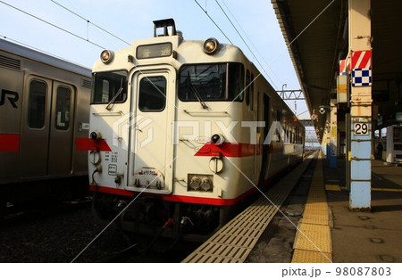 津軽海峡の玄関・東北本線の終着駅… 『青森駅』に停車するキハ40系 津軽海峡の玄関・東北本線の終着駅… 『青森駅』に停車するキハ40系 98087803