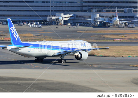 誘導路から滑走路に入る旅客機　出発イメージ 98088357