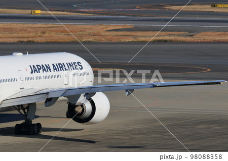 誘導路から滑走路に入る旅客機 出発イメージ 誘導路から滑走路に入る旅客機 出発イメージ 98088358