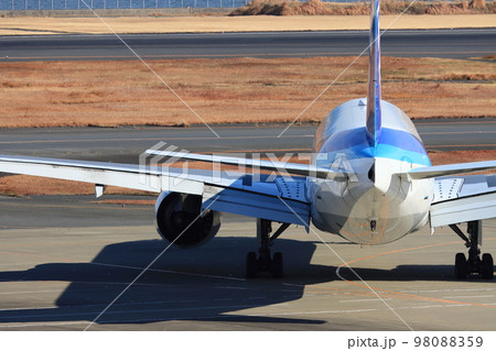 誘導路から滑走路に入る旅客機 出発イメージ 誘導路から滑走路に入る旅客機 出発イメージ 98088359