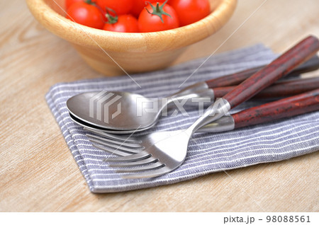 ミニトマト、プチトマト、トマト、フォークとスプーンのテーブルイメージ。 98088561