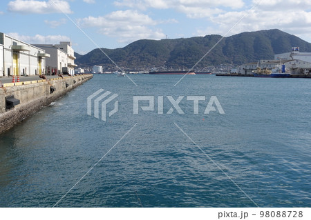 波止釣り 関門海峡を望む下関商港岸壁 波止釣り 関門海峡を望む下関商港岸壁 98088728