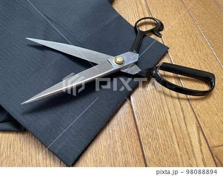 スーツのズボンの裾上げをするイメージ スーツのズボンの裾上げをするイメージ 98088894