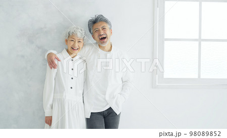 寄り添うシニアカップル 98089852