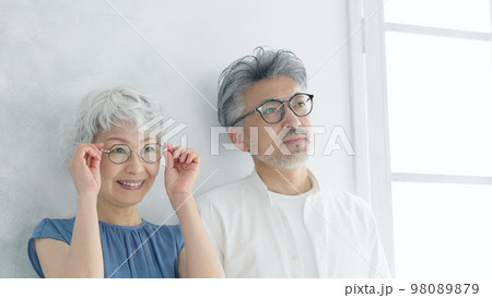 メガネをかけたシニアカップル 98089879