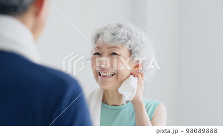 タオルで汗を拭くシニア男女　アクティブシニア 98089888