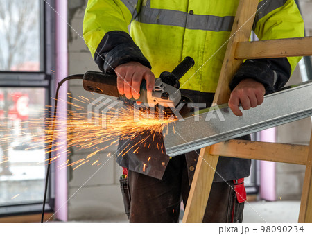Worker using grinding machine 98090234