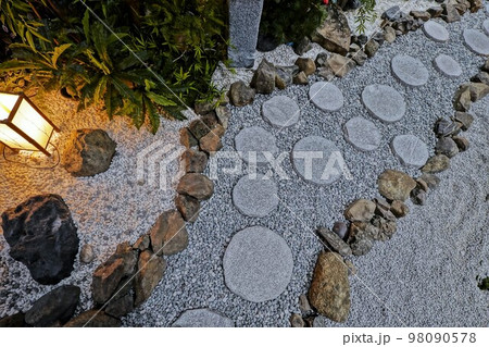 日本庭園の飛び石の道 98090578