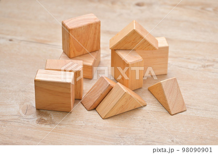 木の積み木、木材ブロック、おもちゃ、玩具、ウッドブロック、つみき、積木、木、立体。 98090901