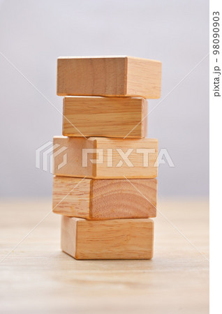木の積み木、木材ブロック、おもちゃ、玩具、ウッドブロック、つみき、積木、木、立体。 98090903