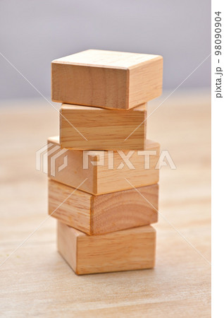 木の積み木、木材ブロック、おもちゃ、玩具、ウッドブロック、つみき、積木、木、立体。 98090904