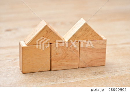 木の積み木、木材ブロック、おもちゃ、玩具、ウッドブロック、つみき、積木、木、立体。 98090905