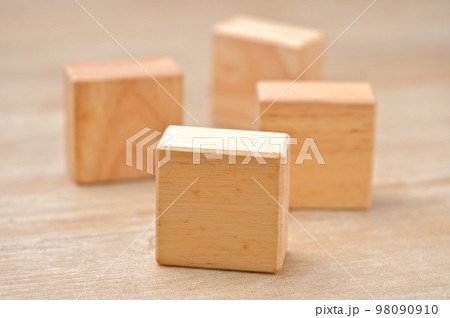 木の積み木、木材ブロック、おもちゃ、玩具、ウッドブロック、つみき、積木、木、立体。 98090910
