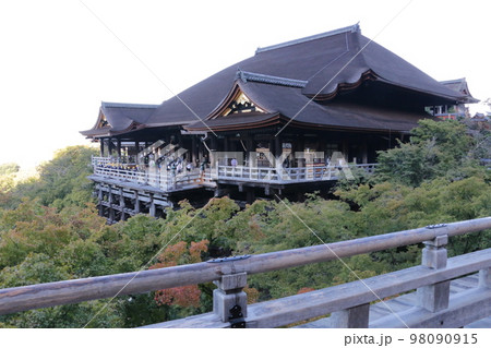 京都で一番観光客が多い清水寺 98090915