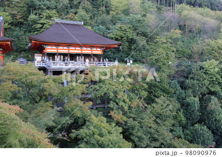 京都で一番観光客が多い清水寺 98090976