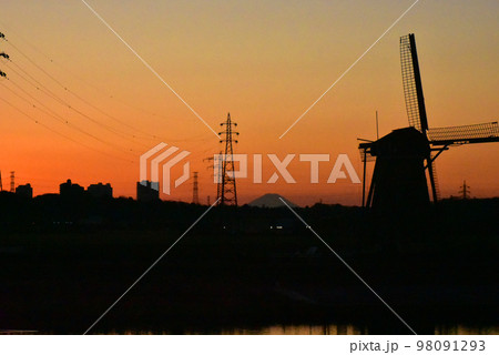 【千葉県佐倉市】元旦の佐倉ふるさと広場 風車と夕日と富士山 【千葉県佐倉市】元旦の佐倉ふるさと広場 風車と夕日と富士山 98091293