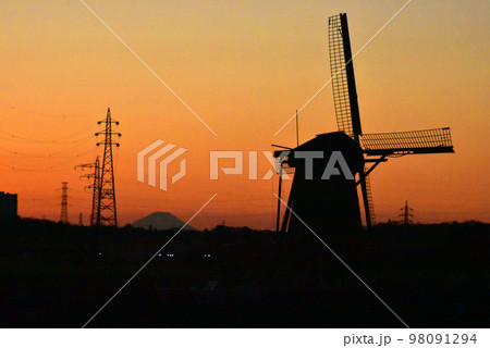 【千葉県佐倉市】元旦の佐倉ふるさと広場 風車と夕日と富士山 【千葉県佐倉市】元旦の佐倉ふるさと広場 風車と夕日と富士山 98091294
