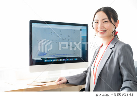 パソコンのシミュレータの前に座る女性エンジニア 98091343