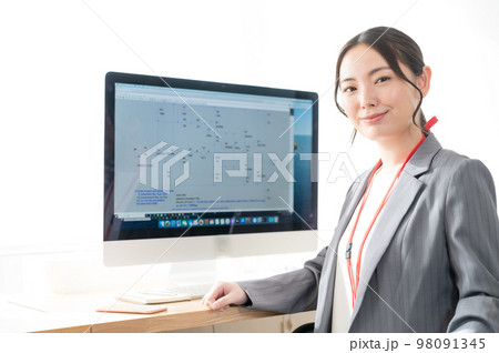 パソコンのシミュレータの前に座る女性エンジニア 98091345