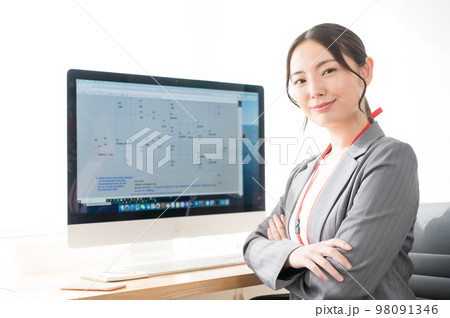パソコンのシミュレータの前に座る女性エンジニア 98091346