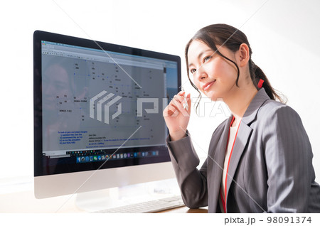 パソコンのシミュレータの前に座る女性エンジニア パソコンのシミュレータの前に座る女性エンジニア 98091374