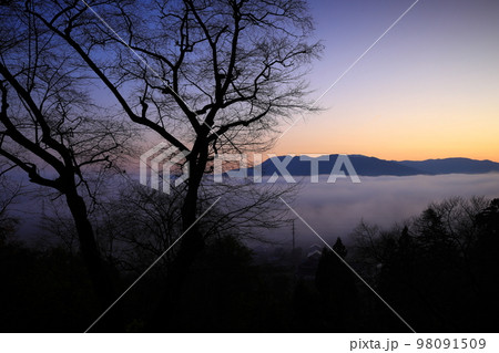 岩手県平泉町 夜明けの束稲山 岩手県平泉町 夜明けの束稲山 98091509