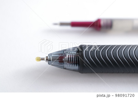替え芯 ボールペンの芯 背景白 替え芯 ボールペンの芯 背景白 98091720