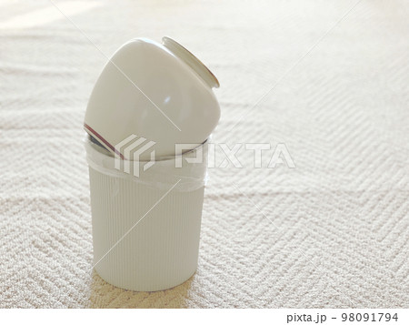 ゴミ箱に入れた白い壺 98091794