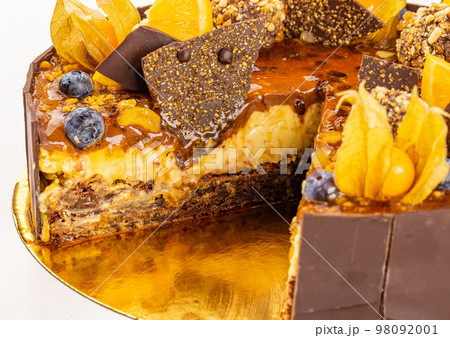 Mousse cake with melted chocolate 98092001