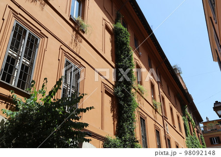 Rome is the capital of Italy, a huge multinational city with a history of almost three thousand years. 98092148