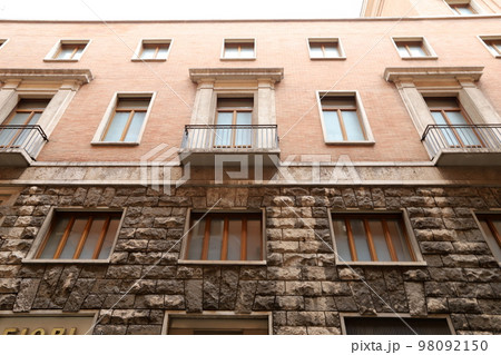 Rome is the capital of Italy, a huge multinational city with a history of almost three thousand years. 98092150
