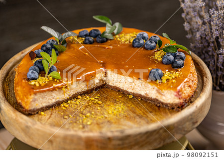 Cheesecake with salted caramel sauce 98092151