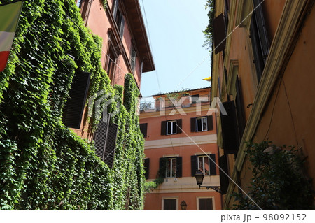 Rome is the capital of Italy, a huge multinational city with a history of almost three thousand years. 98092152
