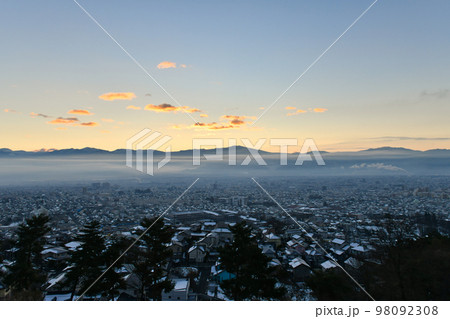 日の出前の町並み（長野市街地） 98092308