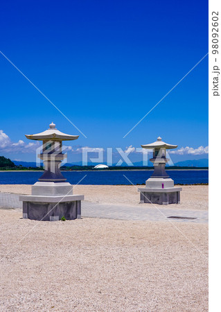 広い海岸に立つ青島神社の石灯籠（宮崎県宮崎市） 98092602