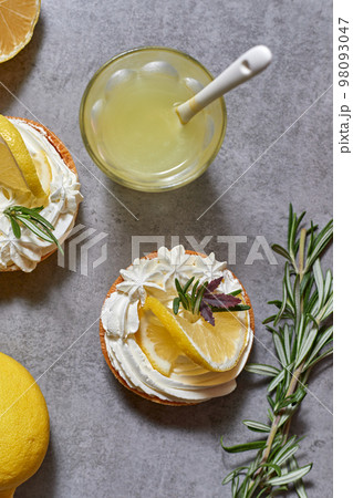 Lemon tart Lemon tart 98093047