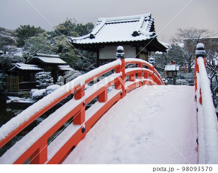京都　積雪した神泉苑の風景 98093570