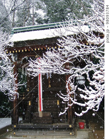 京都　積雪した北野天満宮の風景 98093784