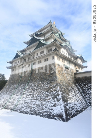 名古屋城天守閣の雪化粧と石垣 名古屋城天守閣の雪化粧と石垣 98093925