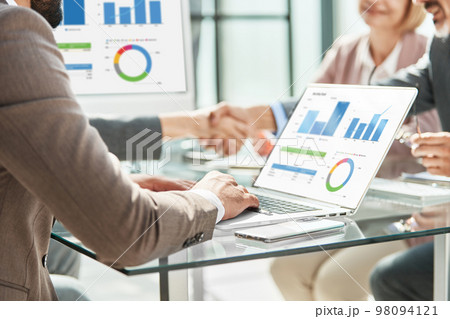 business people shaking hands at the office desk. business people shaking hands at the office desk. 98094121