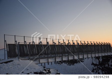 アイスランド　レイキャネス半島冬の明け方のヨーロッパと北アメリカ大陸を繋ぐ橋コンチネンタルブリッチ 98094298