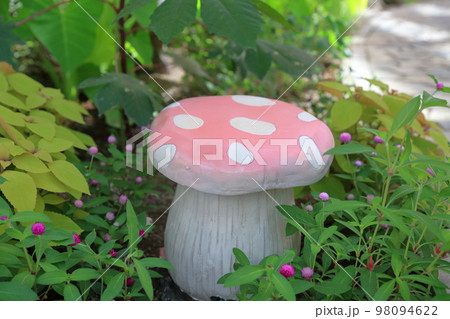 草木に囲まれたキノコのオブジェ 98094622