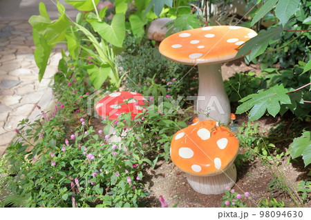 草木に囲まれたキノコのオブジェ 98094630