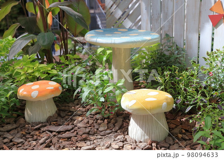 草木に囲まれたキノコのオブジェ 98094633